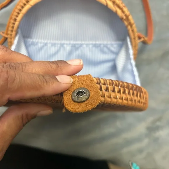 New Round Rattan Crossbody Bag 8" Woven Straw Purse White Striped Lining Pockets - Picture 4 of 7